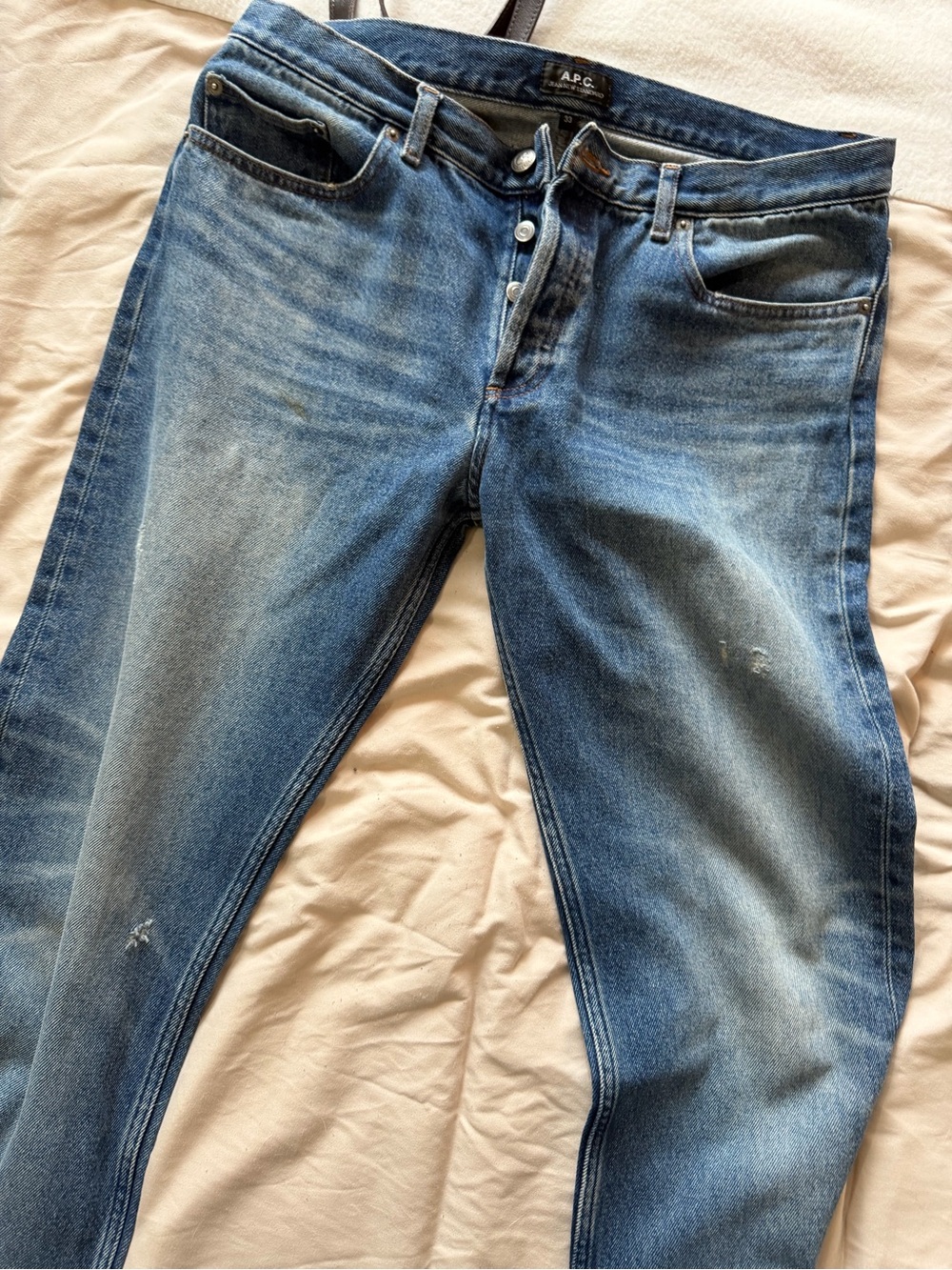 APC New Standard    fit, 100% cotton distressed jean size 33/34